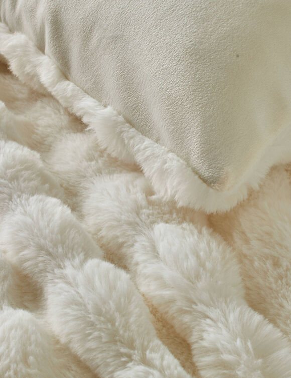 Couvre-lit et taie d'oreiller, aspect fourrure.  (&eacute;cru)