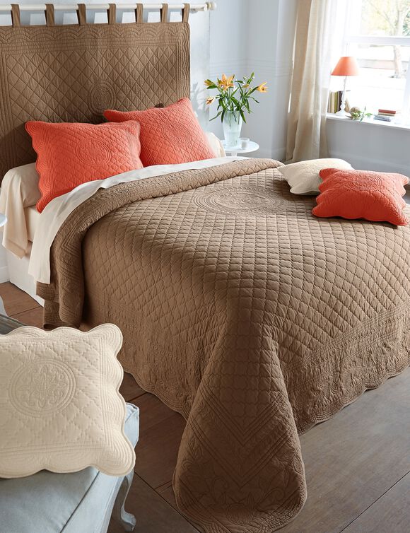 Couvre-lit uni style boutis Cassandre (taupe)