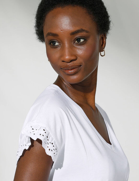 T-shirt col V manches courtes, d&eacute;tails broderie anglaise (blanc)