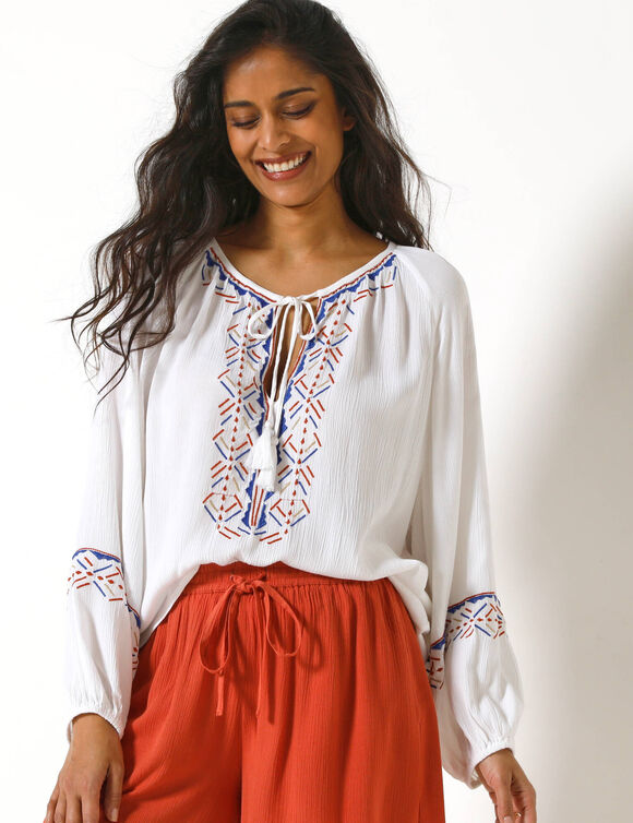 Blouse brod&eacute;e, manches 3/4 (blanc / bleu)