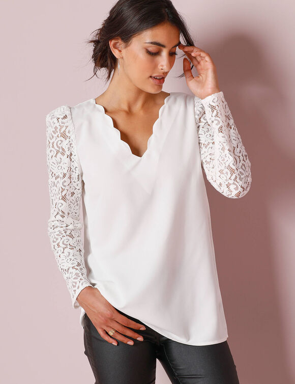 Blouse d&eacute;collet&eacute; festonn&eacute; dos, manches dentelle (&eacute;cru)