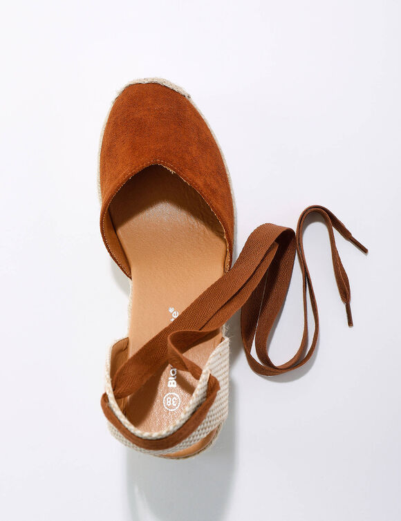 Sandalen met sleehak en bindlintjes (karamel)