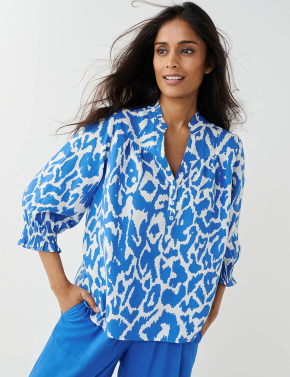 Blouse bicolore col tunisien, manches coudes smock&eacute;es (bleu / beige)