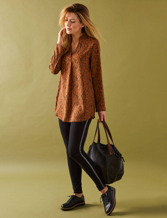 Blouse imprimé graphique col tunisien, crêpe (noisette / noir)
