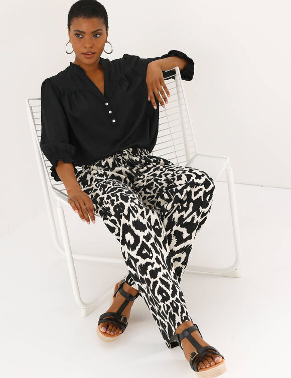 Blouse unie col tunisien, manches coudes smock&eacute;es (noir)