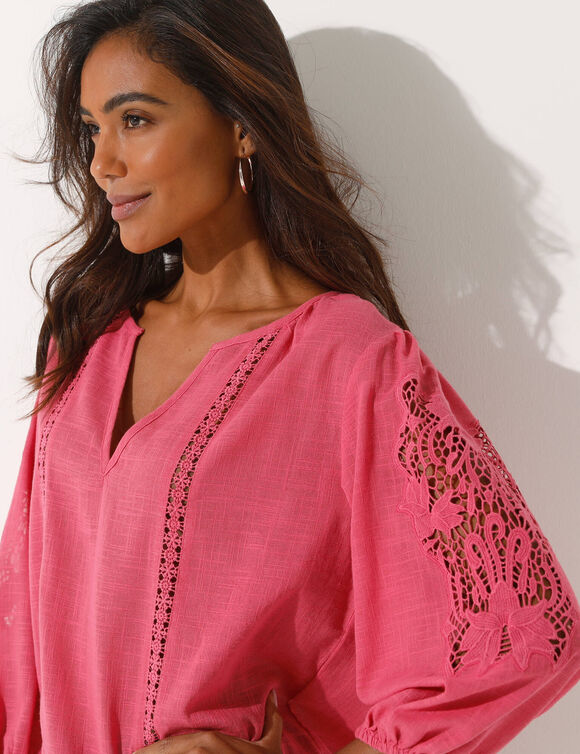 Blouse unie macramé, manches brodées (rose)