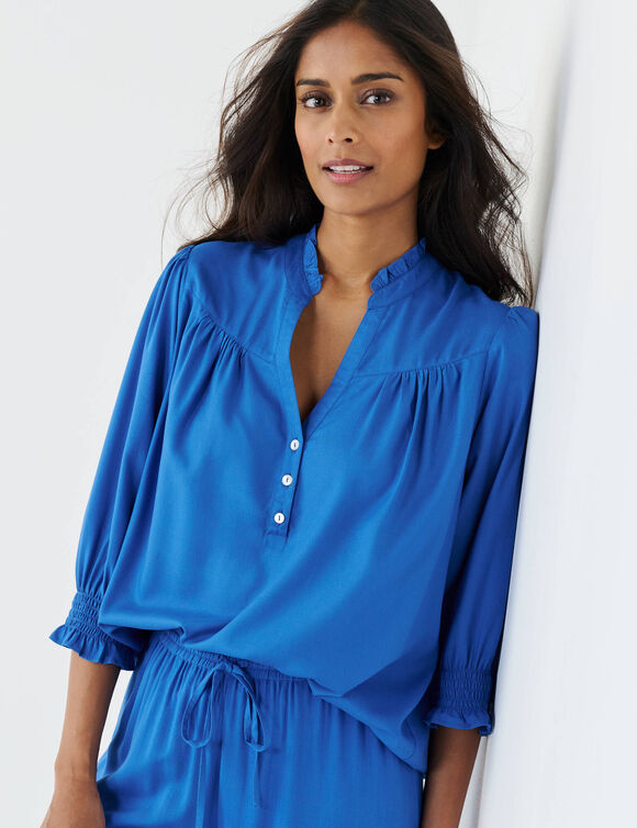 Blouse unie col tunisien, manches coudes smock&eacute;es (bleu)