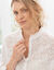 Blouse col montant volantée, dentelle (écru) Blouse col montant volantée, dentelle (écru)