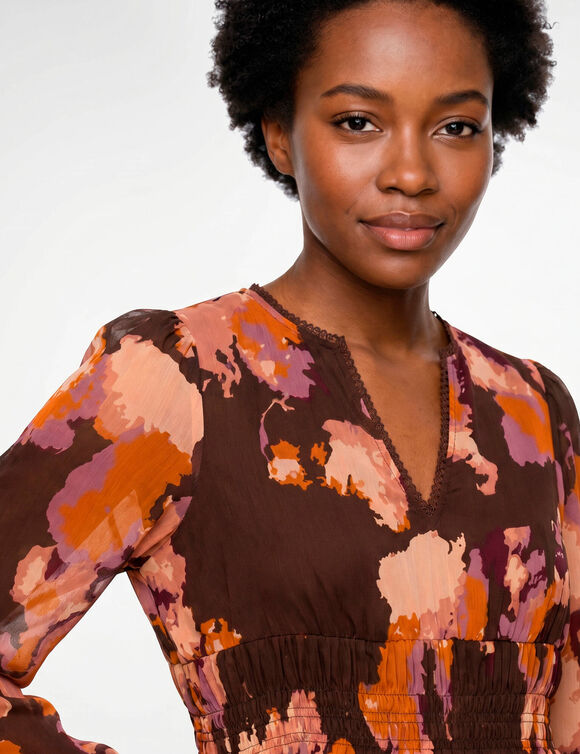 Robe longue volant&eacute;e, voile imprim&eacute; tachiste, taille smock&eacute;e (chocolat / rose)