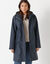 Lange regenjas, gevoerd met fleece, gerecycleerd polyester** (marine)