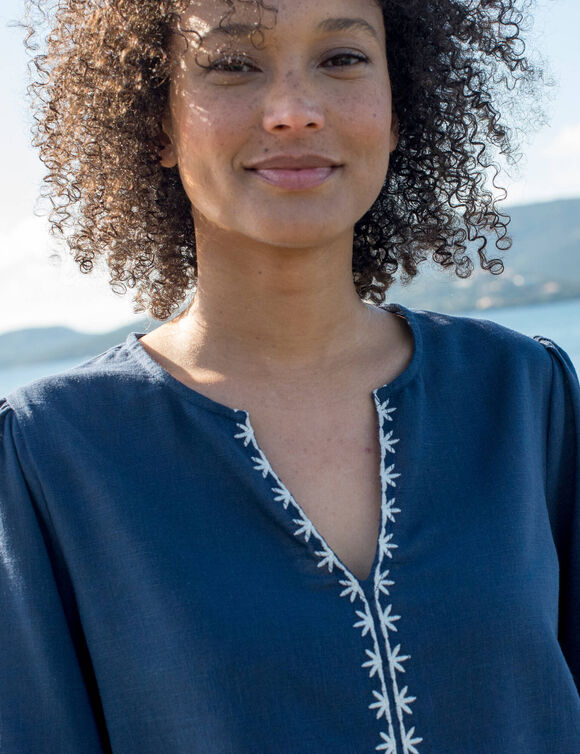 Blouse unie brodée en coton, col fendu (marine)