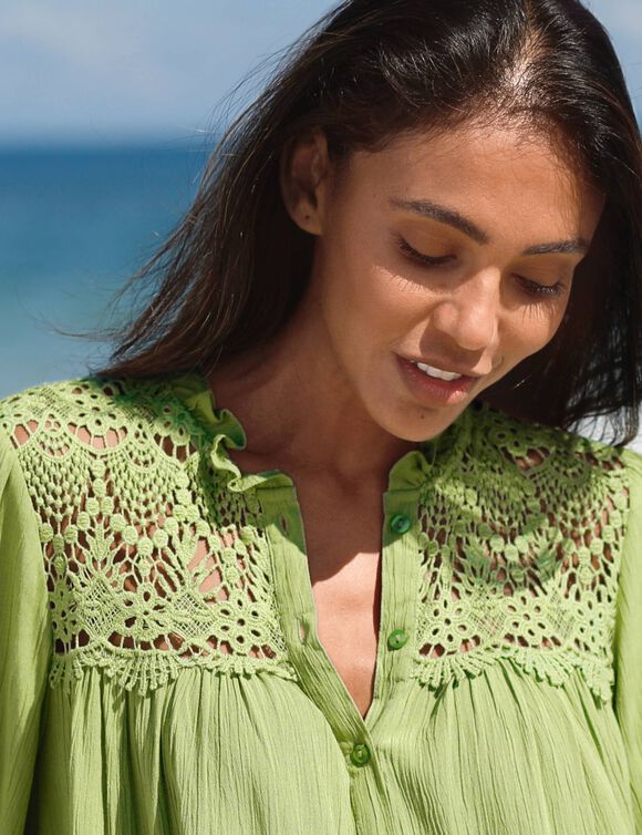 Chemisier boutonné macramé, col volanté (vert mousse)