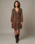 Korte jurk met 3/4-mouwen, V-hals met ruches, voile met Indiase bloemenprint (chocolade / groen)