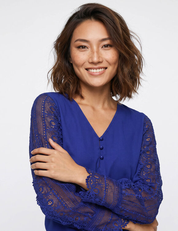 Blouse macram&eacute; col V manches longues, cr&ecirc;pe fluide (bleu dur)