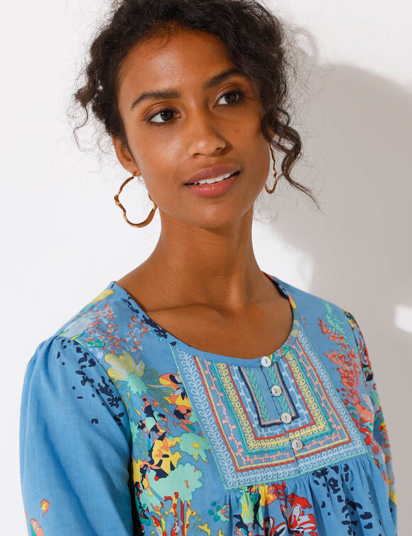 Blouse imprimée fleurs, détails brodés (bleu / corail)