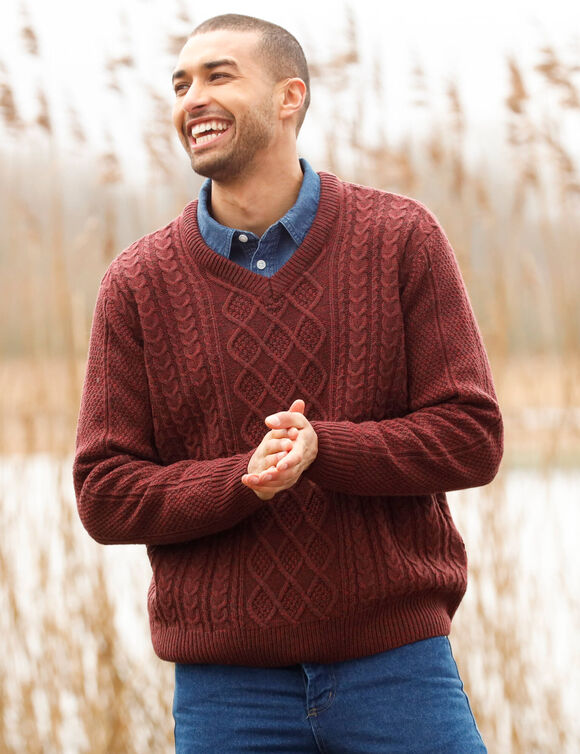 Pull col V maille irlandaise (bordeaux chin&eacute;)