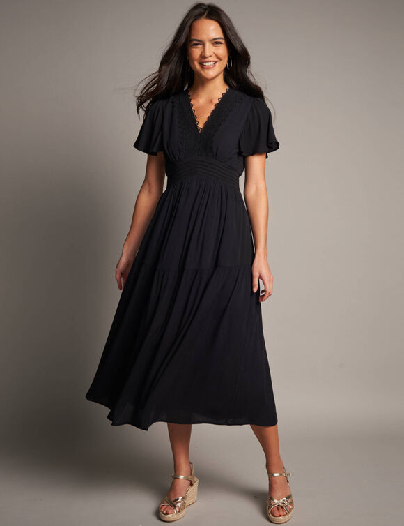 Robe longue en cr&eacute;pon et macram&eacute; (noir)