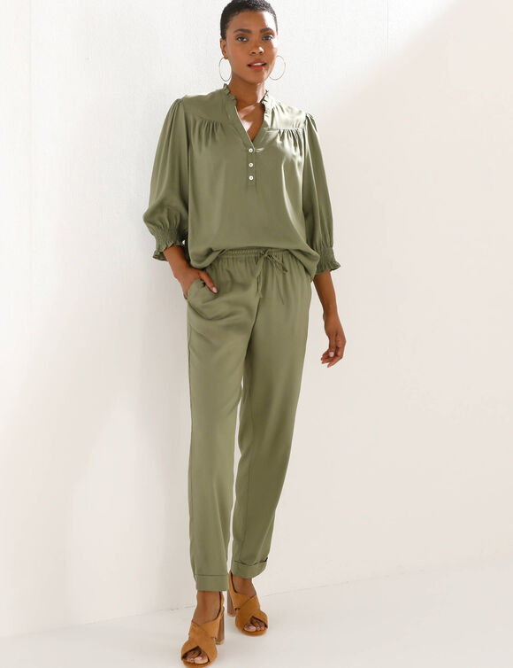 Effen bloes met Tunesische hals, ellebooglange mouwen met smokwerk (kaki)