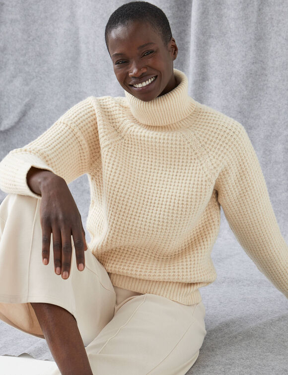 Pull col roul&eacute; en maille fantaisie (&eacute;cru)