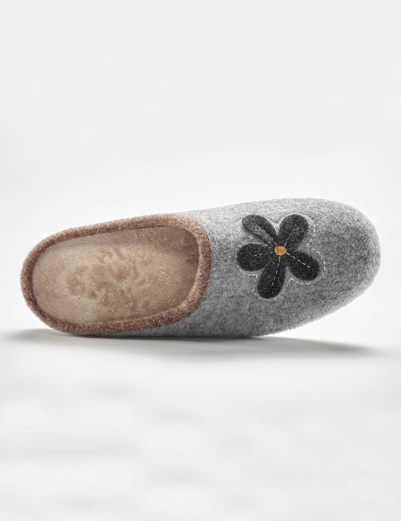 Chaussons mules fleur appliquée - largeur confort (gris chiné)