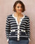 Gestreepte cardigan met knopen en zakken (marine / ecru)