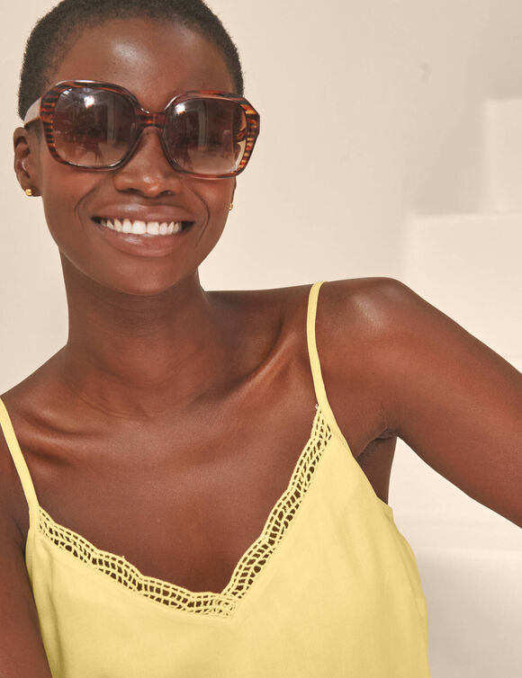 Caraco col V macram&eacute;, bretelles r&eacute;glables (jaune)