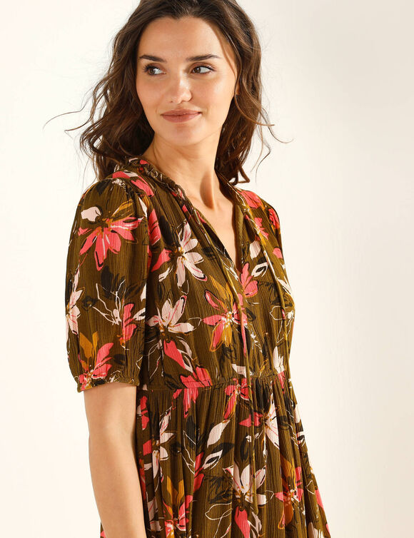 Lange strokenjurk, bedrukt crepon (kaki / koraal)