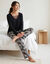 Pyjama pantalon empi&egrave;cement plumetis - imprim&eacute; tropical (noir)