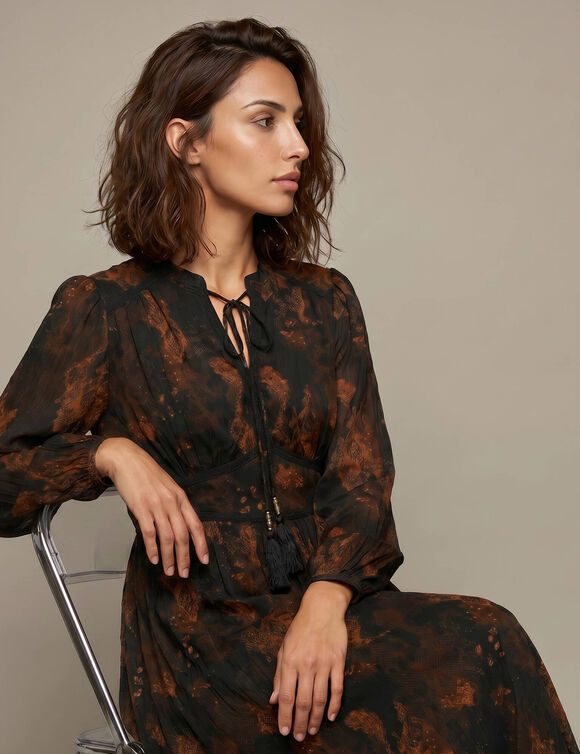 Robe longue col montant, cr&eacute;pon imprim&eacute; python (noir)