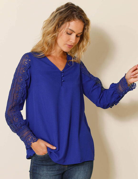 Soepele bloes met V-hals en lange mouwen, in macramé (felblauw)