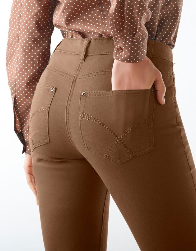 Modellerende broek met 'platte buik' effect en elastische taille (hazelnootbruin) Modellerende broek met 'platte buik' effect en elastische taille (hazelnootbruin)