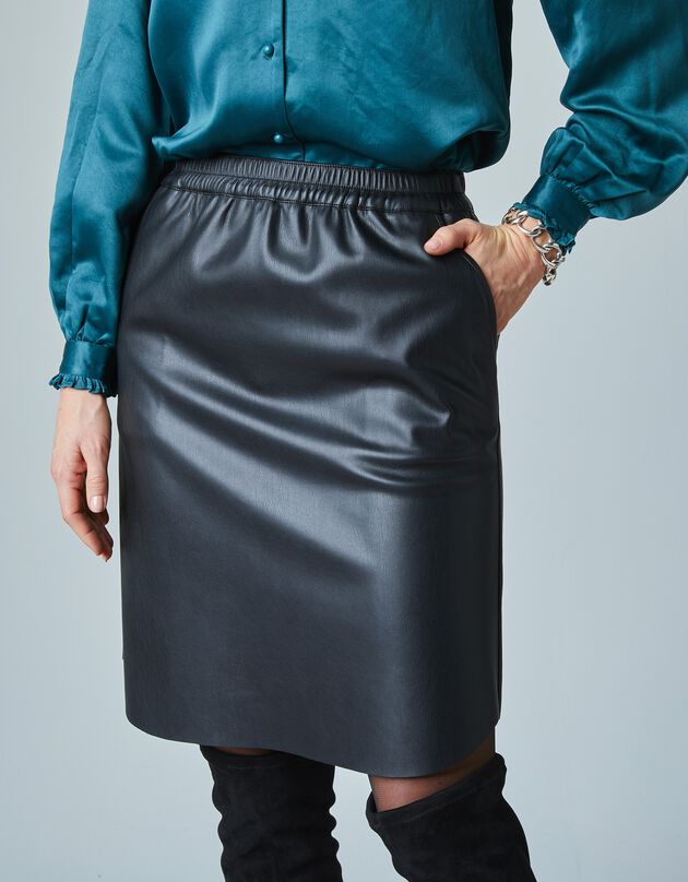 Korte, rechte rok in imitatieleer, afgeronde onderkant (zwart)