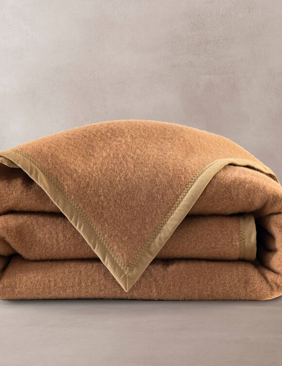 Couverture pure laine d'agneau m&eacute;rinos (noisette)