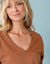 T-shirt met V-hals en glansdraad, kleine lengtes (hazelnootbruin)