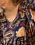 Korte jurk met V-hals, 'boho' print (marine / karamel)