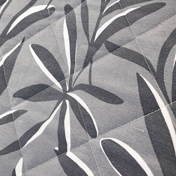 Housse clic-clac matelass&eacute;e imprim&eacute; feuillage (gris)