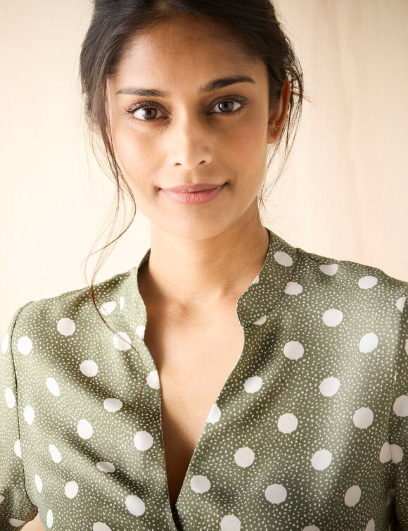 Blouse col tunisien imprimé pois, crêpe (kaki / blanc)