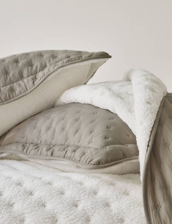 Couvre-lit réversible microfibre matelassée/sherpa (beige)