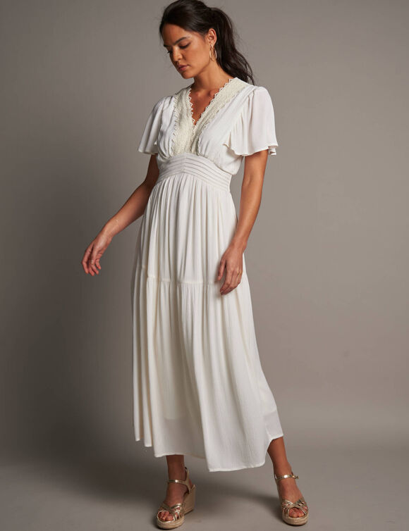 Robe longue en cr&eacute;pon et macram&eacute; (&eacute;cru)