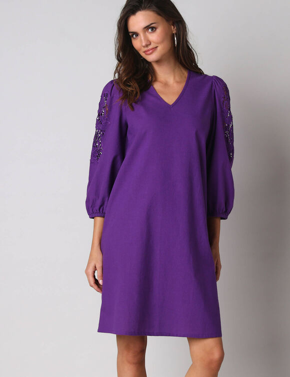 Robe courte col V, manches bouffantes &agrave; broderies ajour&eacute;es (paars)
