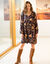 Korte jurk met V-hals, 'boho' print (marine / karamel)