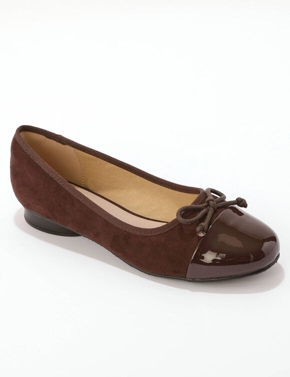 Platten ballerina's van twee materialen (chocolade)