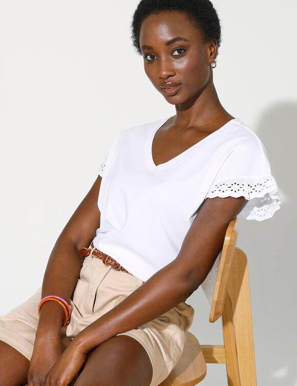 T-shirt col V manches courtes, d&eacute;tails broderie anglaise (blanc)