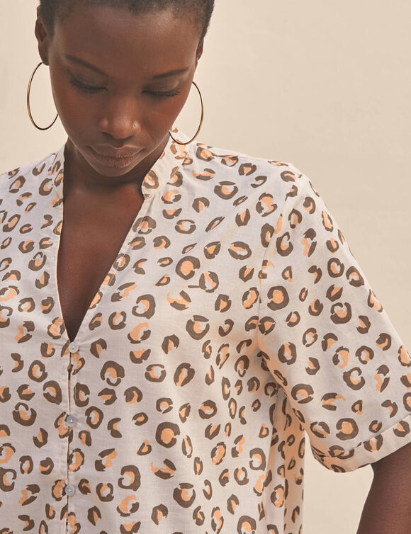 Chemisier imprim&eacute; l&eacute;opard col tunisien, manches courtes (&eacute;cru / taupe)