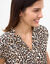 Chemisier manches courtes col volanté, imprimé léopard (taupe / noir)