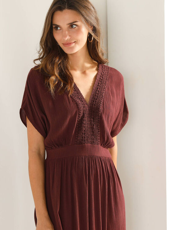 Lange strokenjurk in crepon, details in macram&eacute; (vijgenkleur)