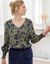 Bloes met bloemenprint en smokwerk aan de schouders (groen / marine) Bloes met bloemenprint en smokwerk aan de schouders (groen / marine)