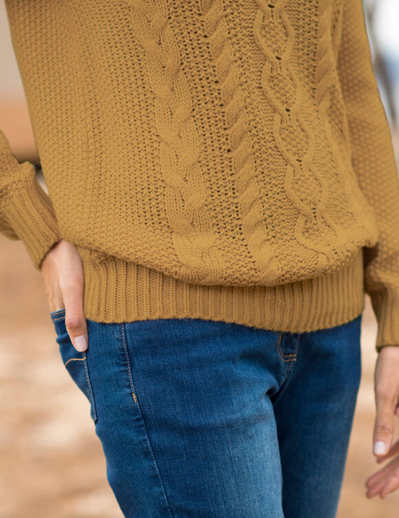 Pull col rond, maille torsad&eacute;e (curry)