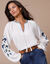 Blouse brodée, col rond (écru / bleu)