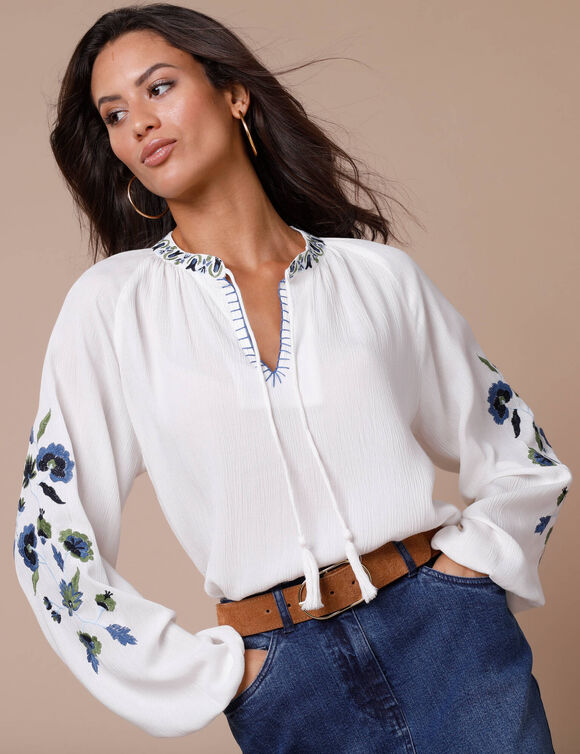 Blouse brodée, col rond (écru / bleu)